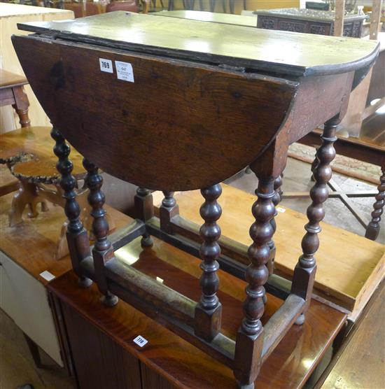 Small 18th century oak gateleg table(-)